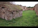 07670 ostia - regio iv - insula ii - portico e caseggiato dell'ercole (iv,ii,2-4) - becken im suedteil des platzes - bli ri nordwesten - 01-2024.jpg